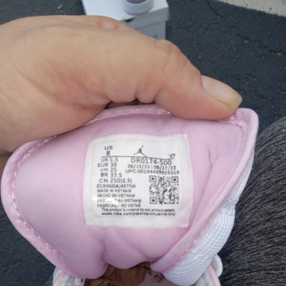 Air Jordan 1 Mid, Valentine's Day - Picture 3 of 5